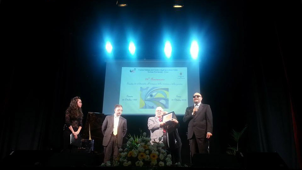 Foto Palco e consegna targa