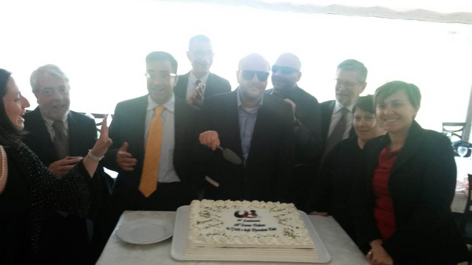 Foto di gruppo con torta